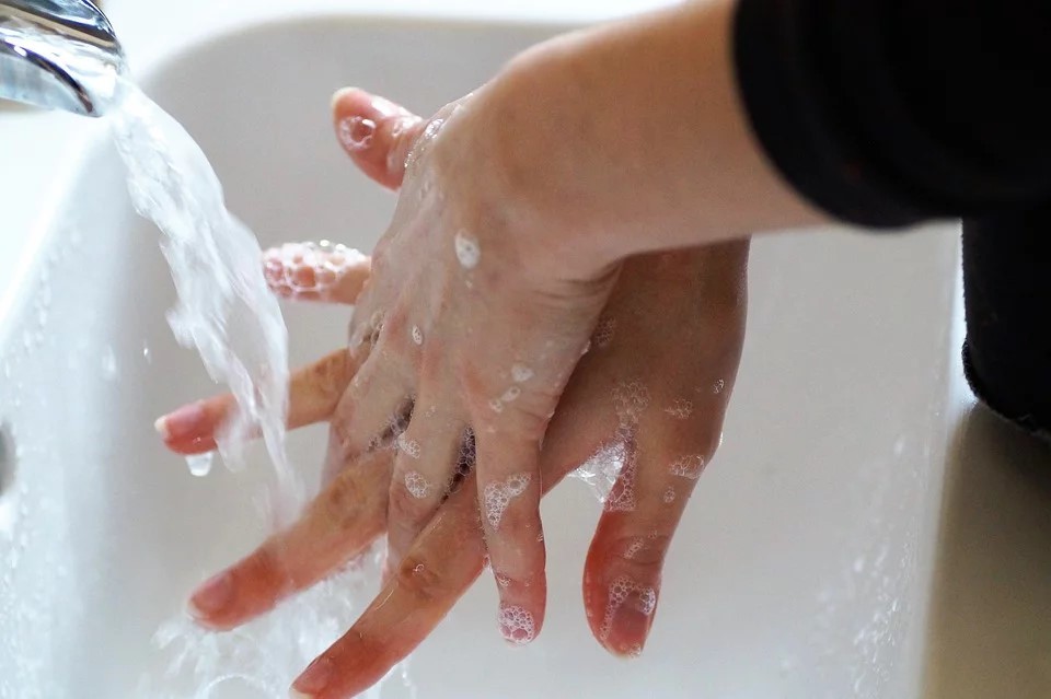 For at forblive sikker og rask skal alle vaske deres hænder ofte, disinficere overflader og holde afstand.   